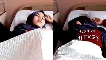 Ngentot Diam-Diam Adik Sepupu Hijab Cantik Pas Tidur Becek poster