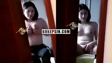 Ngintip Kakak Cantik Pamer Memek Basah Muncrat poster
